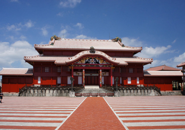 沖縄をタクシー貸切で楽しみたい方は…リーズナブルな料金で貸切可能な【光タクシー】